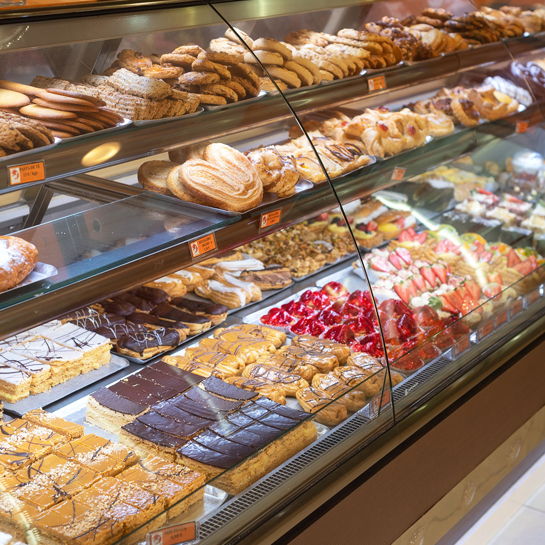 Kulinarisches Angebot mit Bäckerei und Cafés in der Umgebung